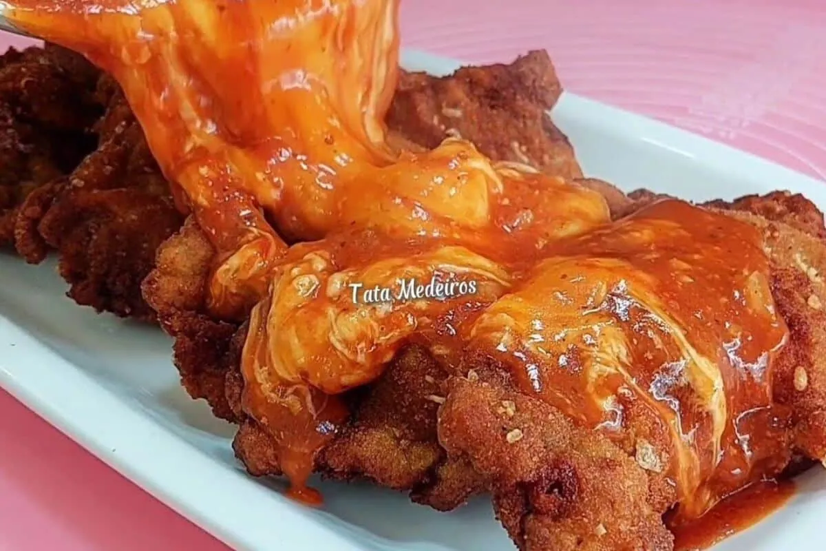 Bife à parmegiana fácil no forno com queijo gratinado e molho caseiro
