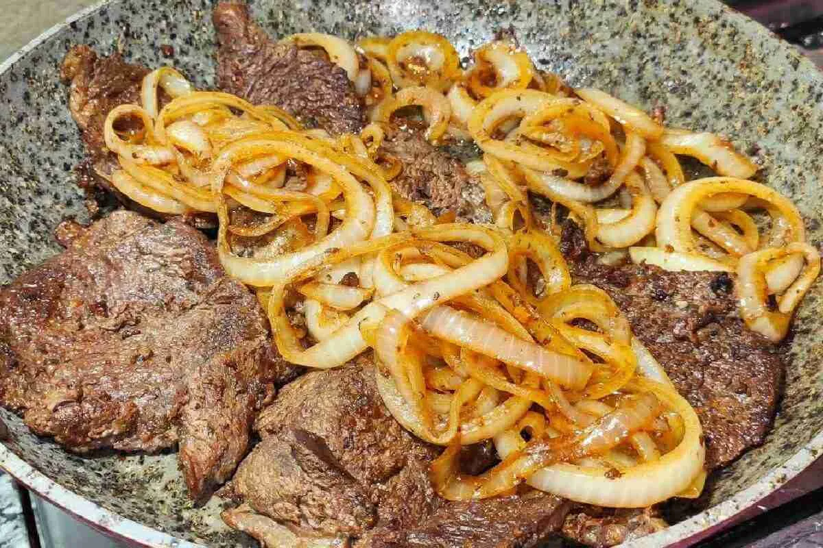 Bife acebolado com um segredo da minha avó para ficar macio e suculento