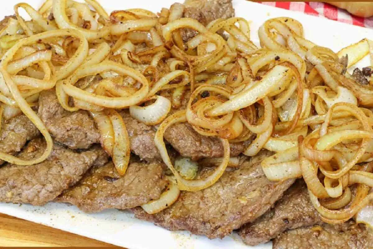 Bife acebolado de um jeito que vai te fazer lembrar do almoço na casa da sua avó