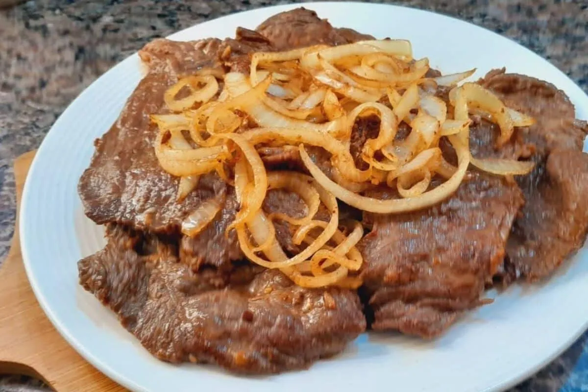 Bife acebolado macio e suculento para um almoço rápido e fácil no seu dia a dia