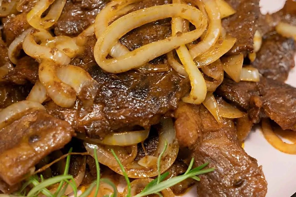 Bife acebolado na panela de pressão bem macio e saboroso