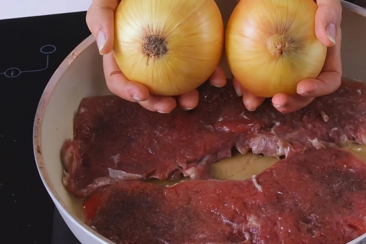 Bife acebolado suculento e muito saboroso, que todos amam, perfeito para o seu dia a dia
