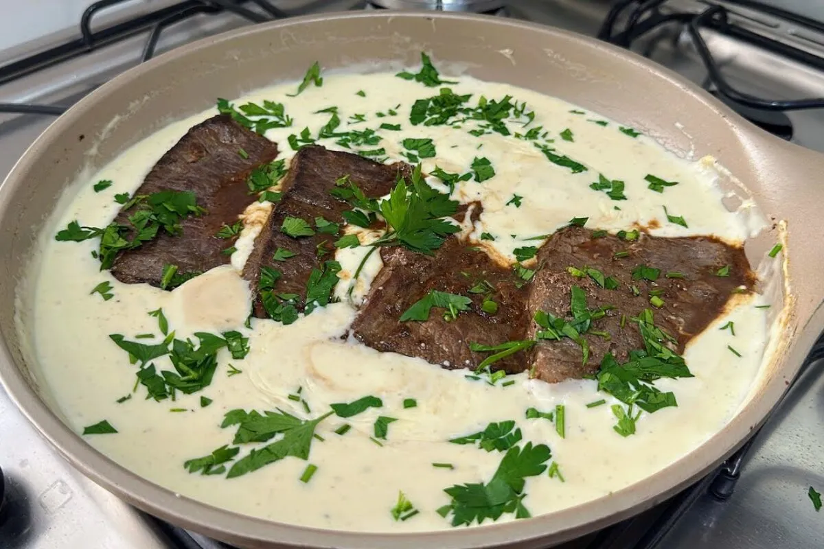 Bife ao molho cremoso de queijo, receita prática para variar o cardápio do dia a dia