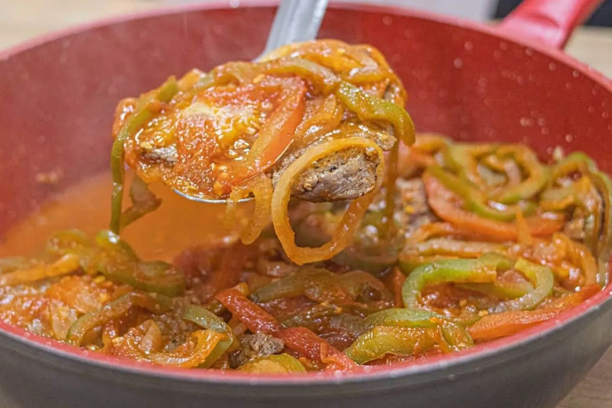 Bife ao molho: o segredo para deixar a carne muito macia e com um molho encorpado incrível