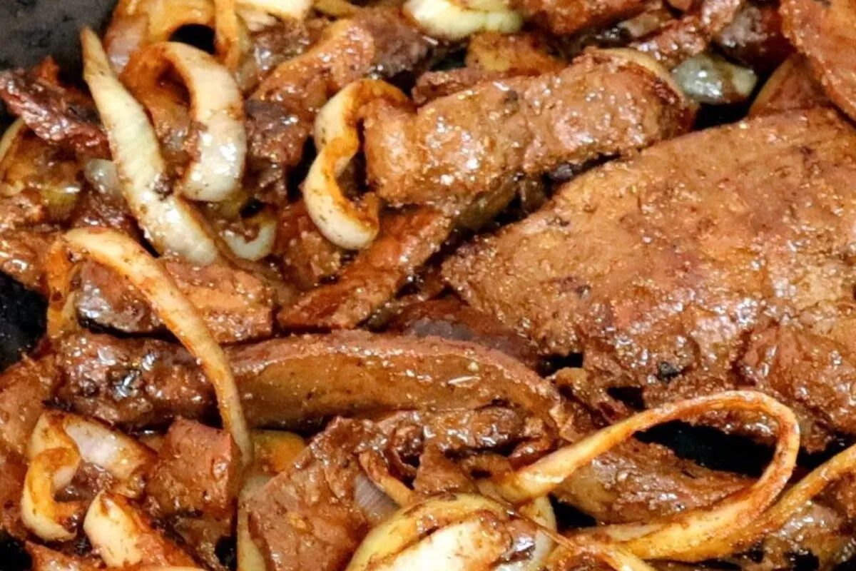 Bife de fígado acebolado macio e temperado do jeito certo e que fica uma delícia