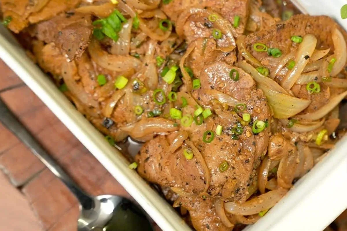 Bife de fígado acebolado simples e nutritivo com tempero caseiro que tira todo o cheiro forte