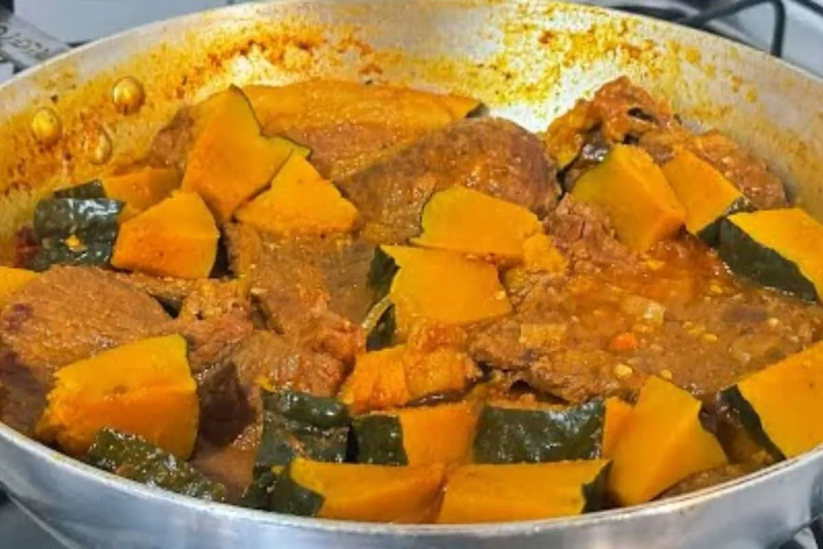 Bife de frigideira ao molho com abóbora, bem temperadinho, para variar o cardápio do dia a dia