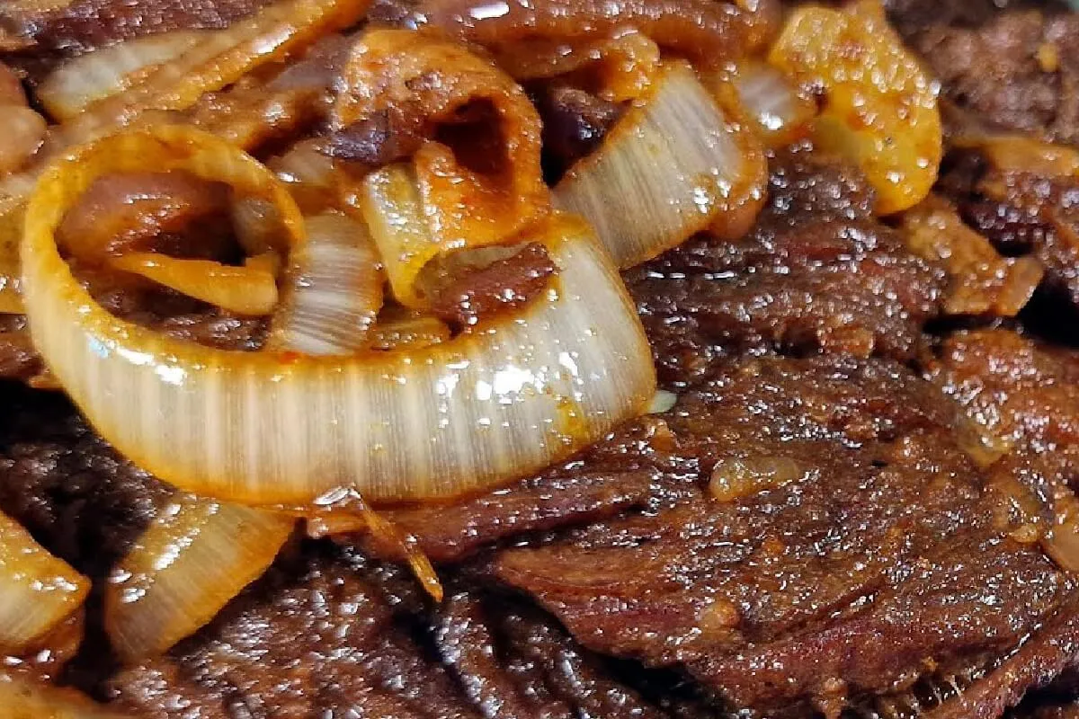 Bife de panela acebolado sem fritura para não sujar sua cozinha de gordura