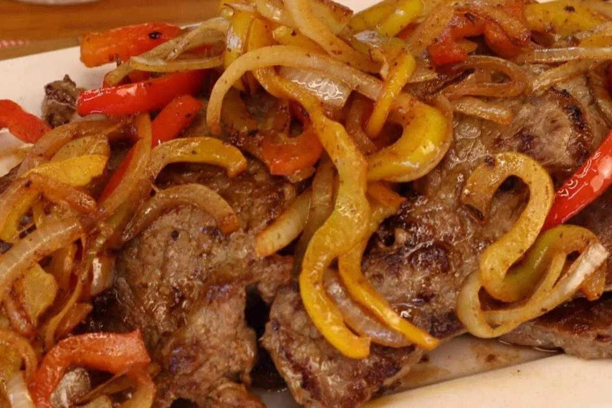 Bife suculento, macio e delicioso: veja as dicas para o bife perfeito com cebola e pimentão