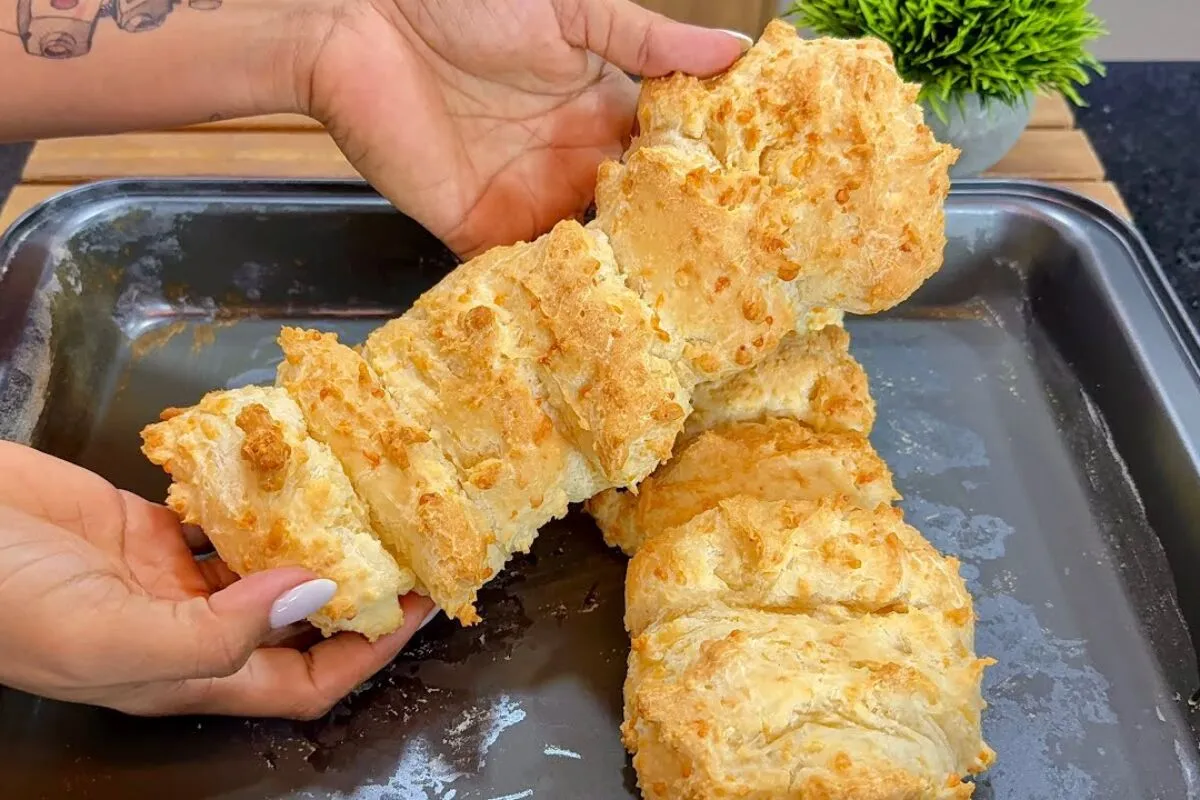 Biscoitão de pão de queijo, uma delícia gigante que fica crocante por fora e macia por dentro
