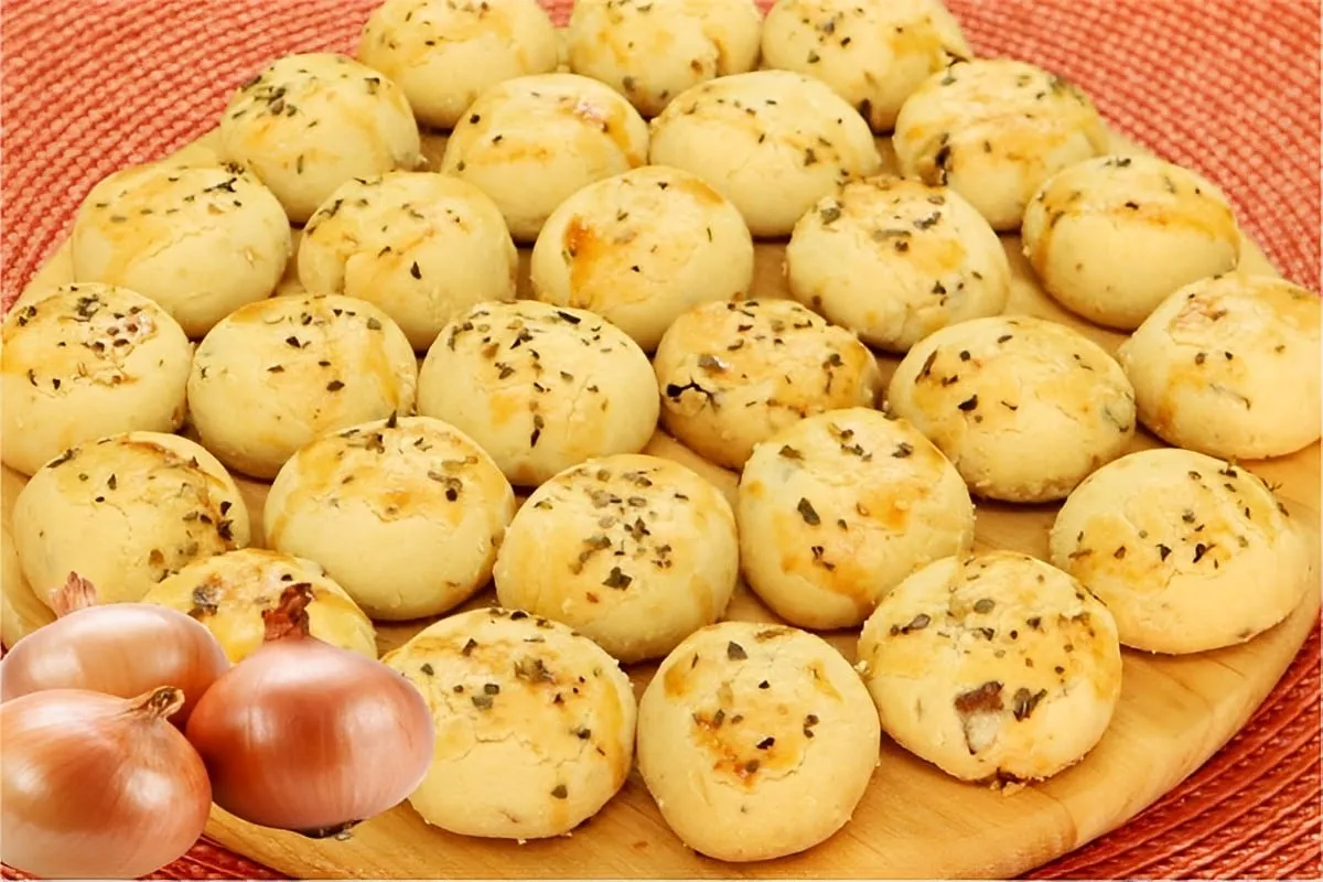 Biscoitinho de cebola feito com creme de cebola receita prática e deliciosa