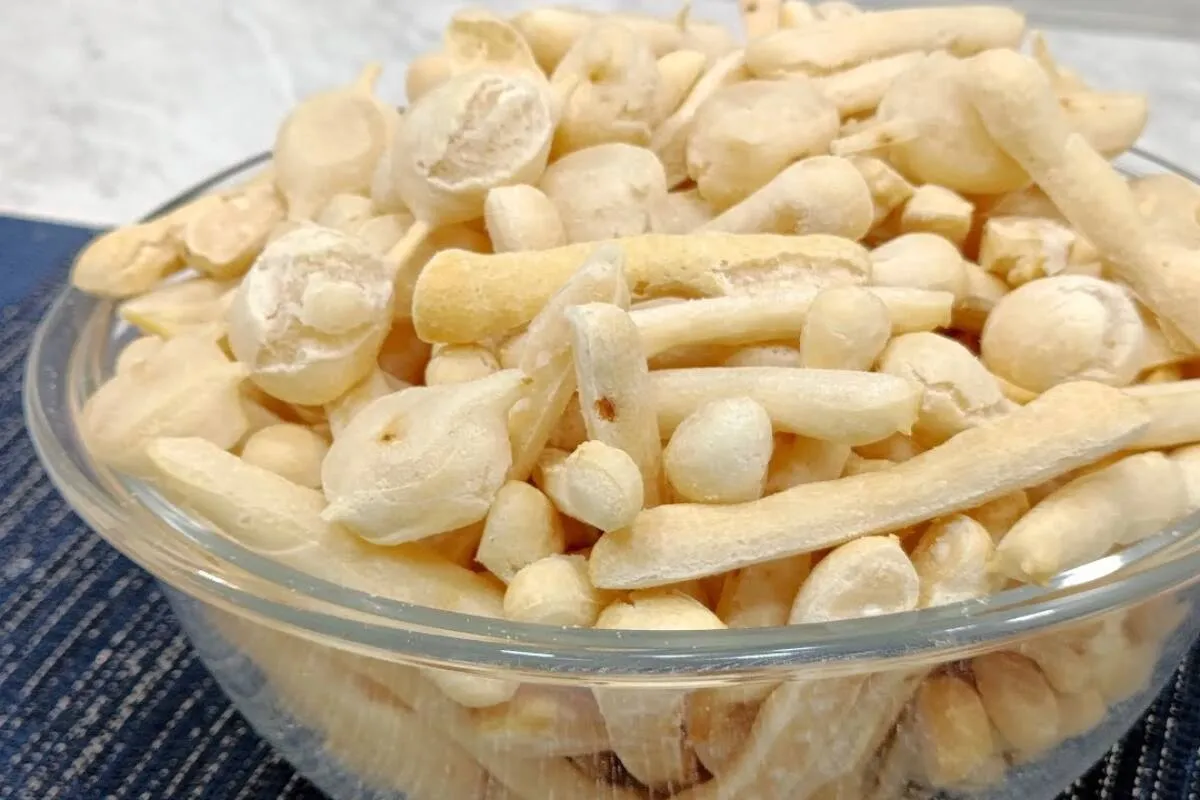 Biscoitinho de cebola feito com polvilho ótimo para inovar na hora do café da manhã