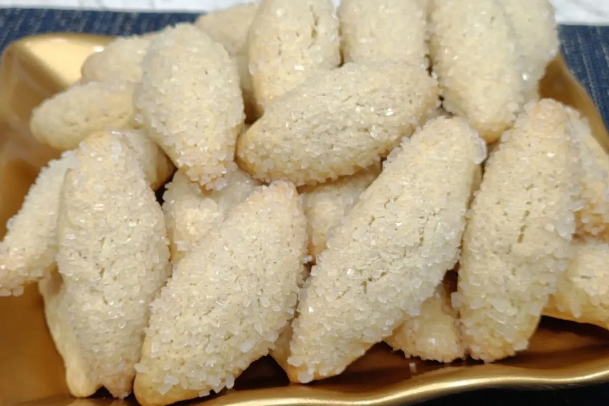 Biscoitinho de coco açucarado crocante: docinho perfeito para acompanhar o café