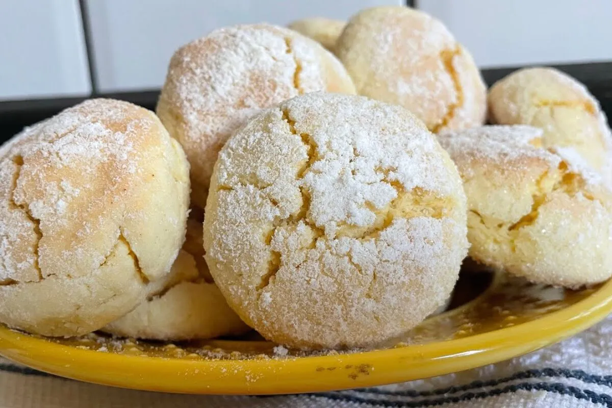 Biscoitinho de limão siciliano perfumado e crocante, ideal para acompanhar uma xícara de chá ou café