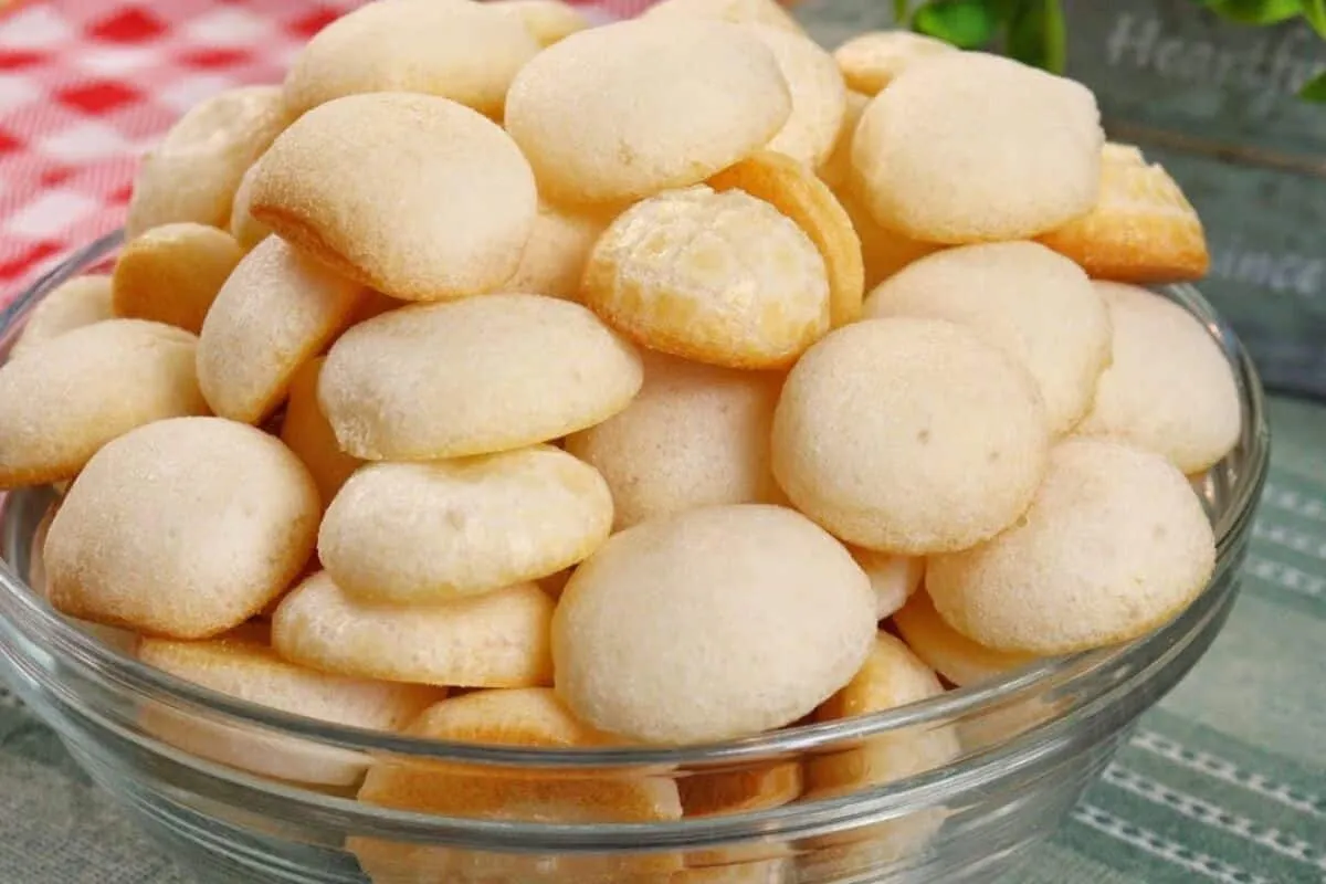 Biscoitinho de polvilho crocante e sequinho que você não vai querer parar de comer