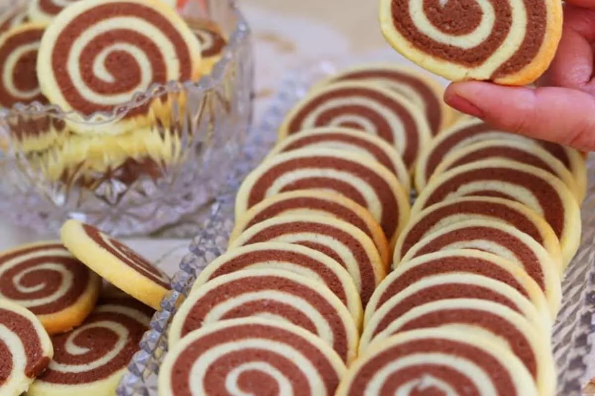 Biscoitinhos amanteigados de 2 sabores fáceis de fazer e que rendem bastante