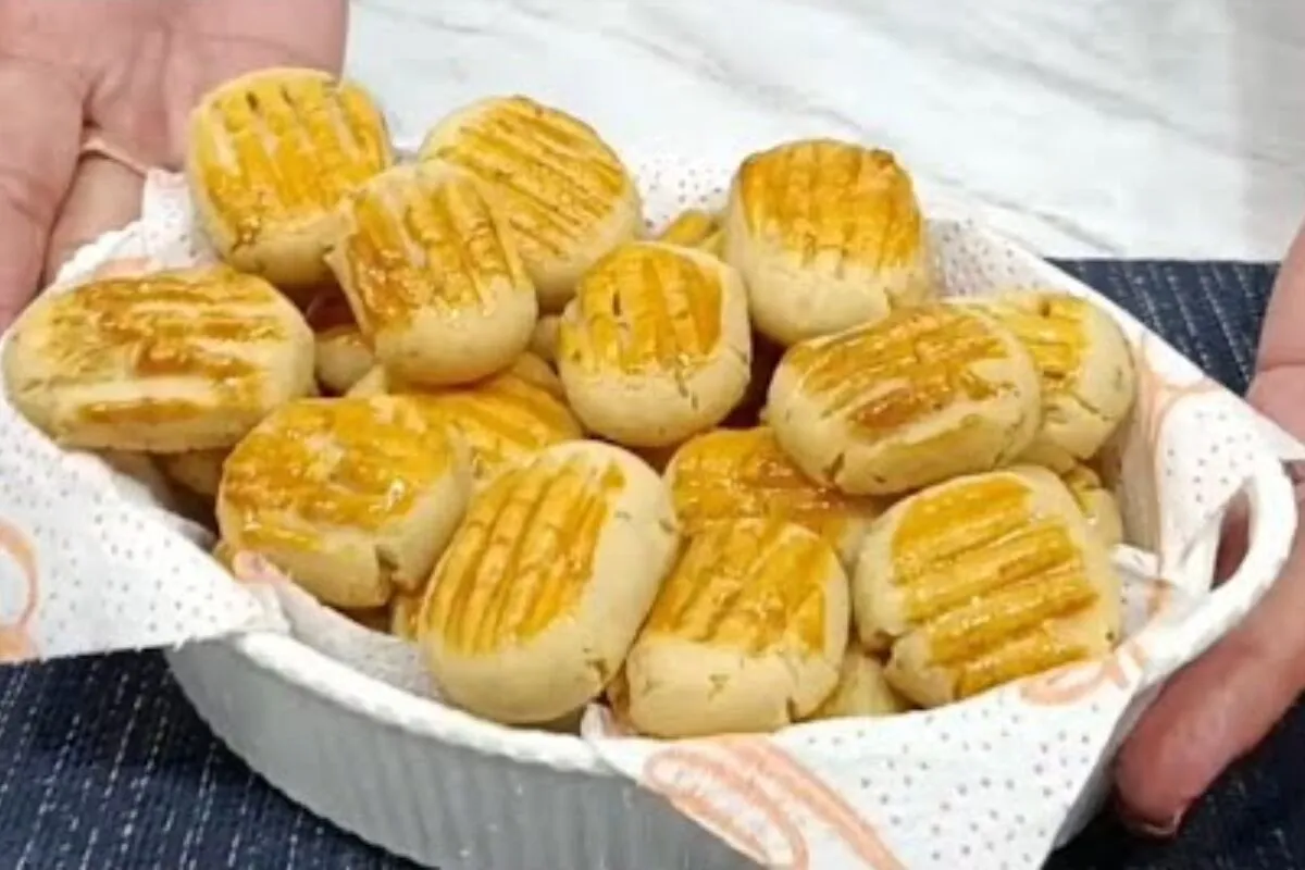 Biscoitinhos de alho que derretem na boca, ficam irresistíveis e são muito simples de fazer