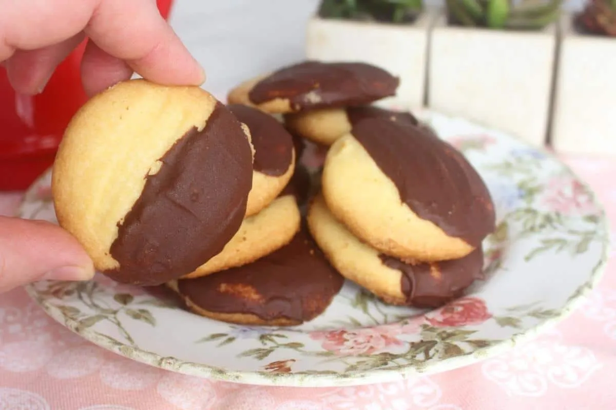 Biscoito amanteigado com casquinha de chocolate: desmancha na boca e não dá trabalho de fazer