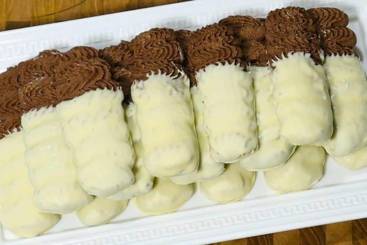 Biscoito amanteigado com chocolate que derrete na boca e dá vontade de comer o dia todo