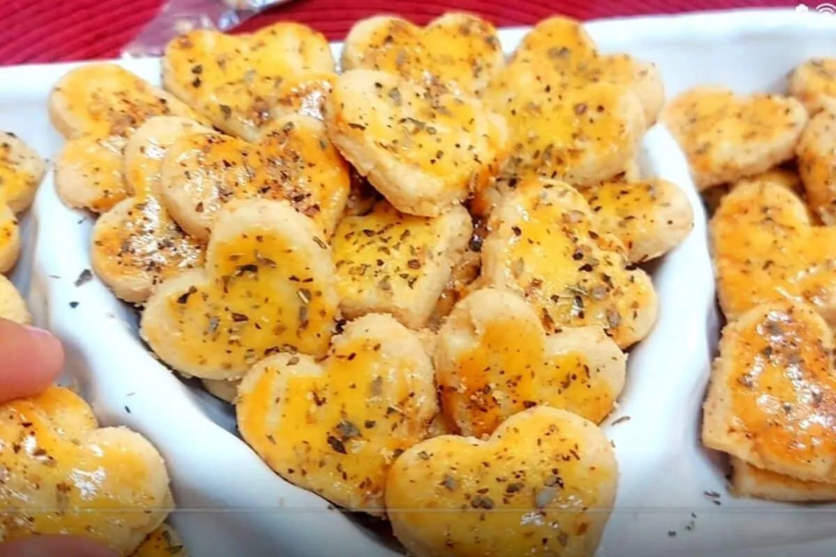 Biscoito amanteigado de parmesão que é viciante e dá vontade de comer o dia todo