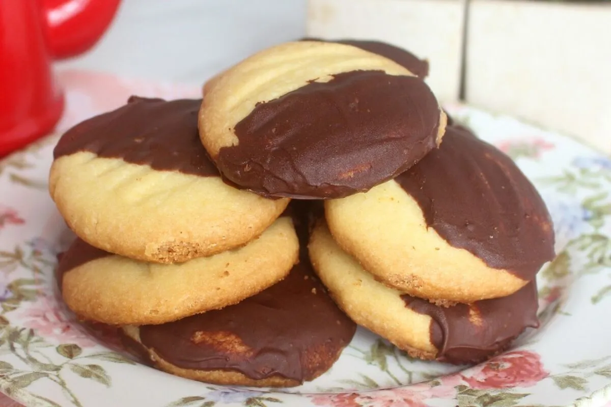 Biscoito amanteigado que derrete na boca e é perfeito para acompanhar o seu café da tarde