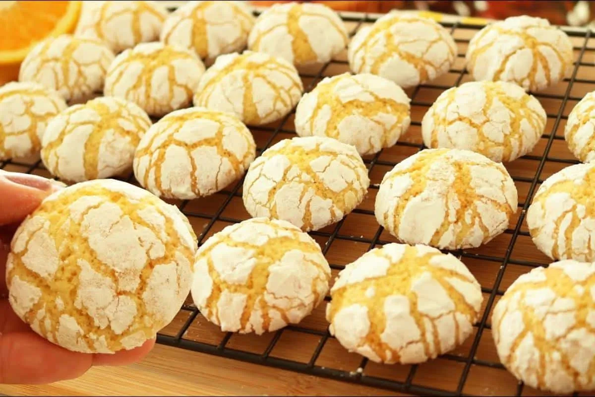 Biscoito craquelado de laranja crocante por fora e macio por dentro