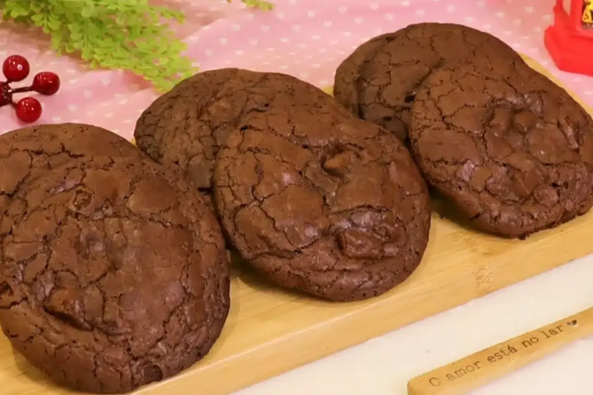 Biscoito de brownie que fica divino: super chocolatudo e molhadinho por dentro