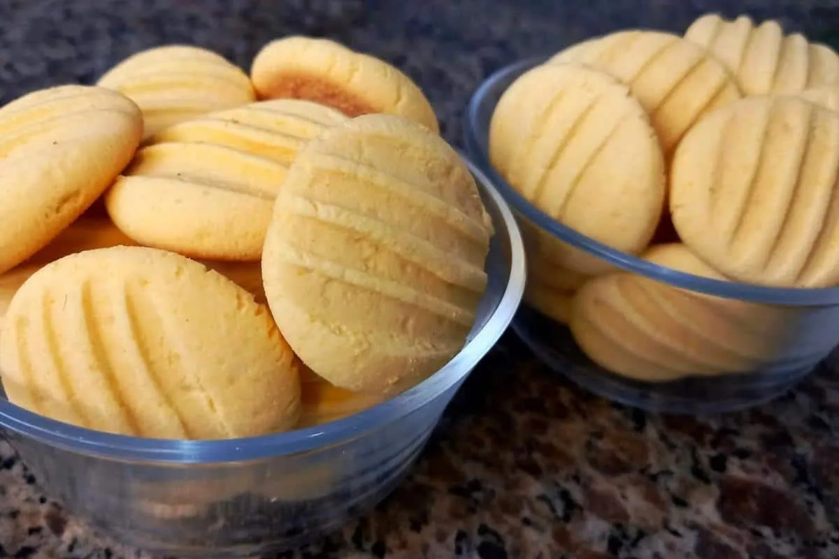 Biscoito de fubá sem trigo da vovó para o lanchinho da tarde que desmancha na boca