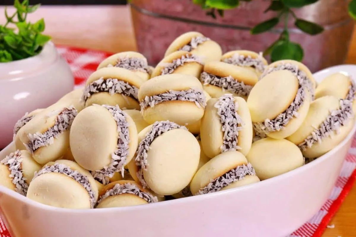 Biscoito de maizena que derrete na boca, leva só 3 ingredientes e rende bastante