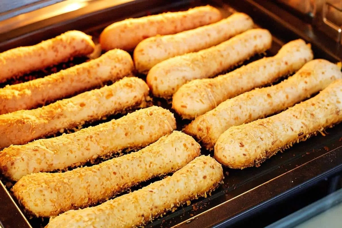 Biscoito de parmesão assado para servir um lanche da tarde diferente para sua família