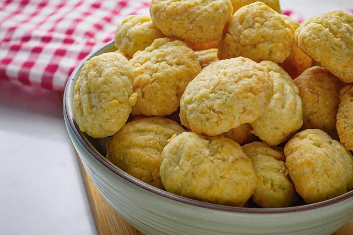 Biscoito de parmesão, que é simples, com um sabor marcante e uma crocância deliciosa