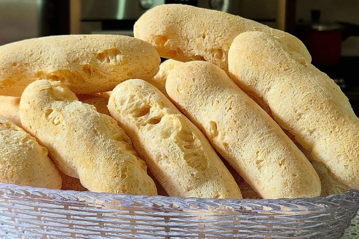 Biscoito de polvilho assado crocante e leve para acompanhar o café da manhã ou da tarde