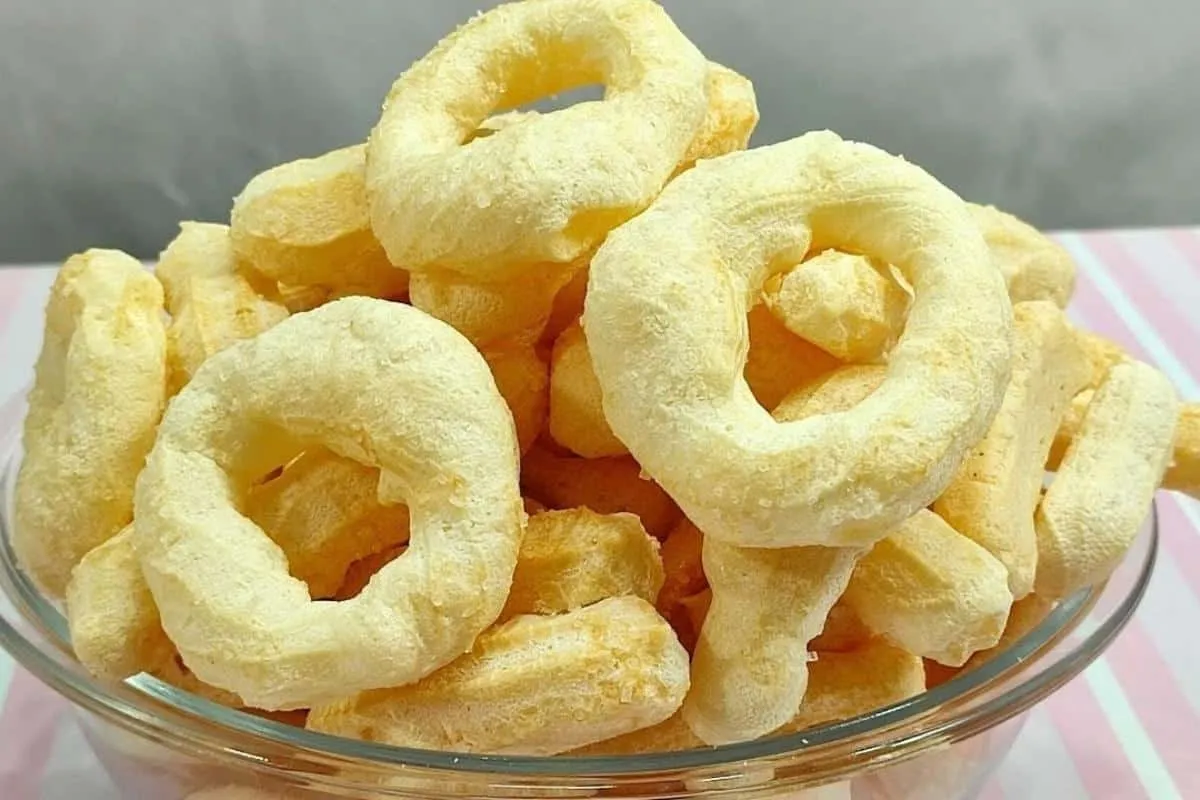 Biscoito de polvilho assado da vovó fica delicioso com uma xícara de café quentinho