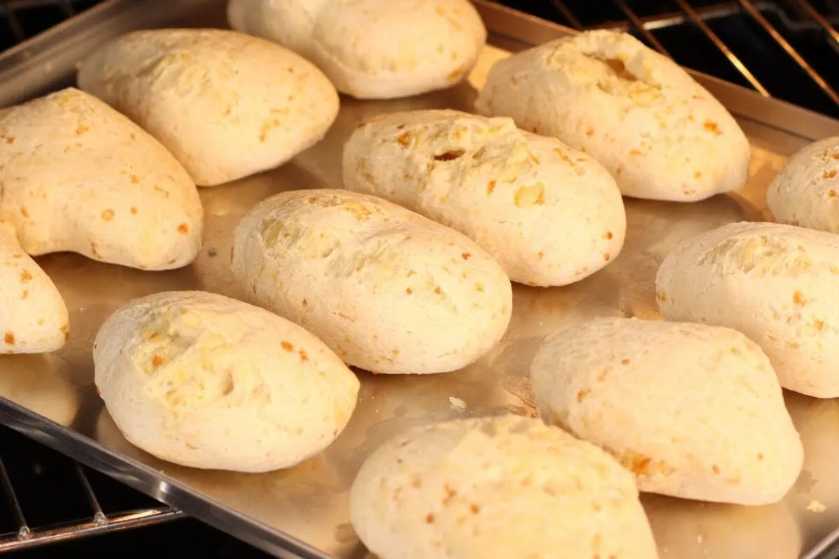 Biscoito de polvilho caipira assado: ótimo para comer no lugar do pãozinho francês no café