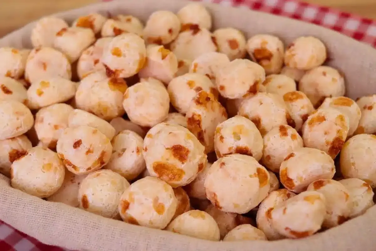 Biscoito de polvilho com queijo que rende bastante perfeito para o café da manhã