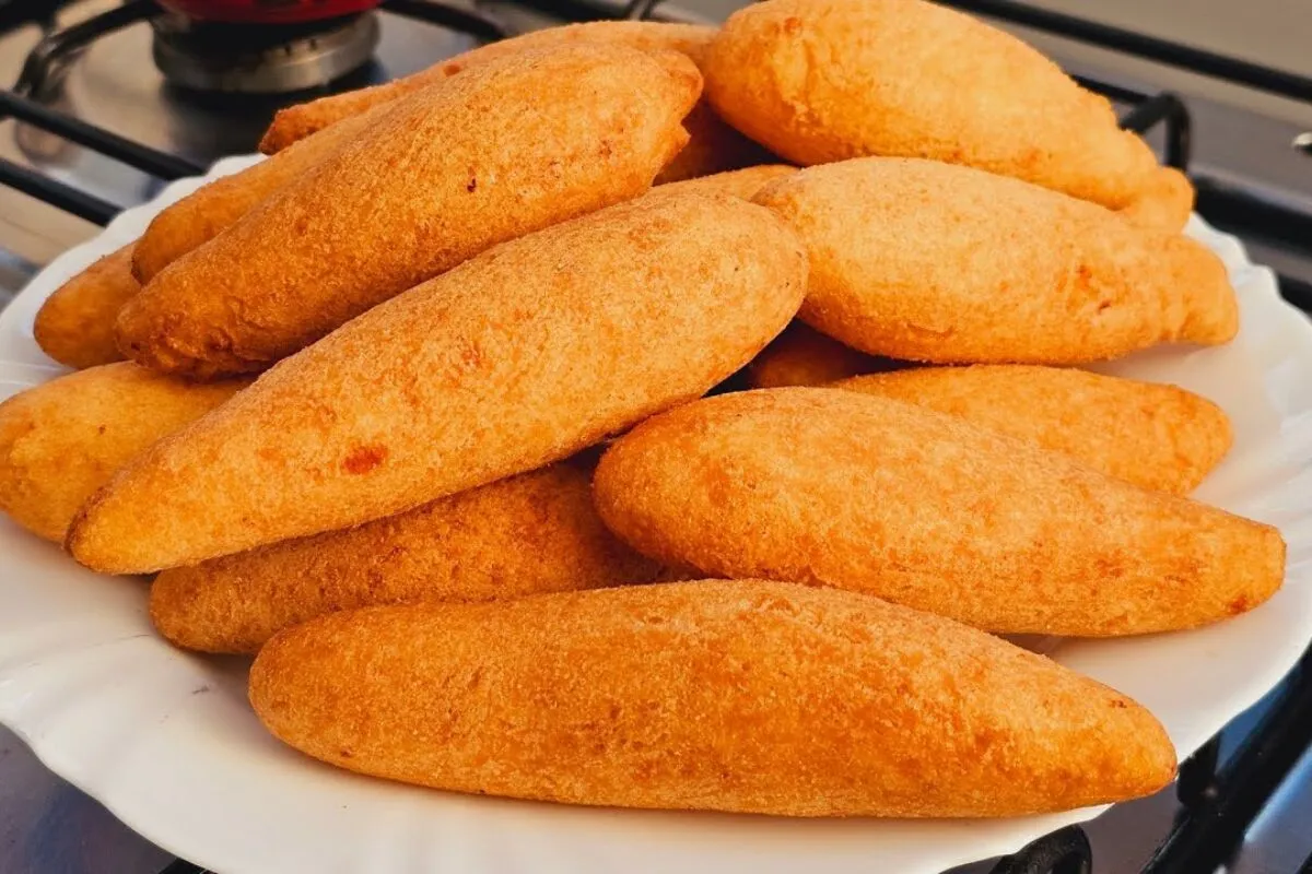 Biscoito de polvilho frito crocante por fora e macio por dentro, sem risco de estourar
