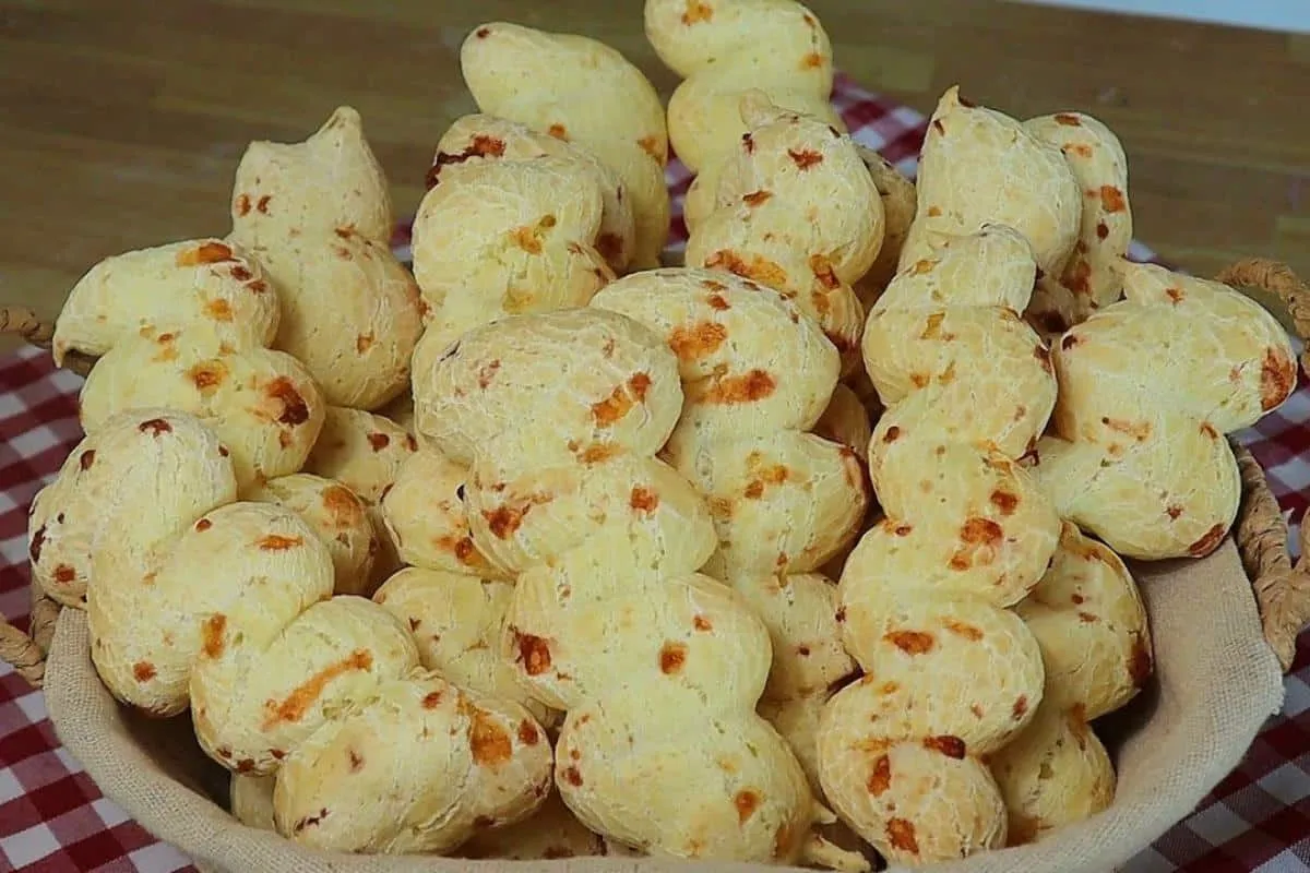 Biscoito de queijo crocante da vovó para servir com café na hora do lanche