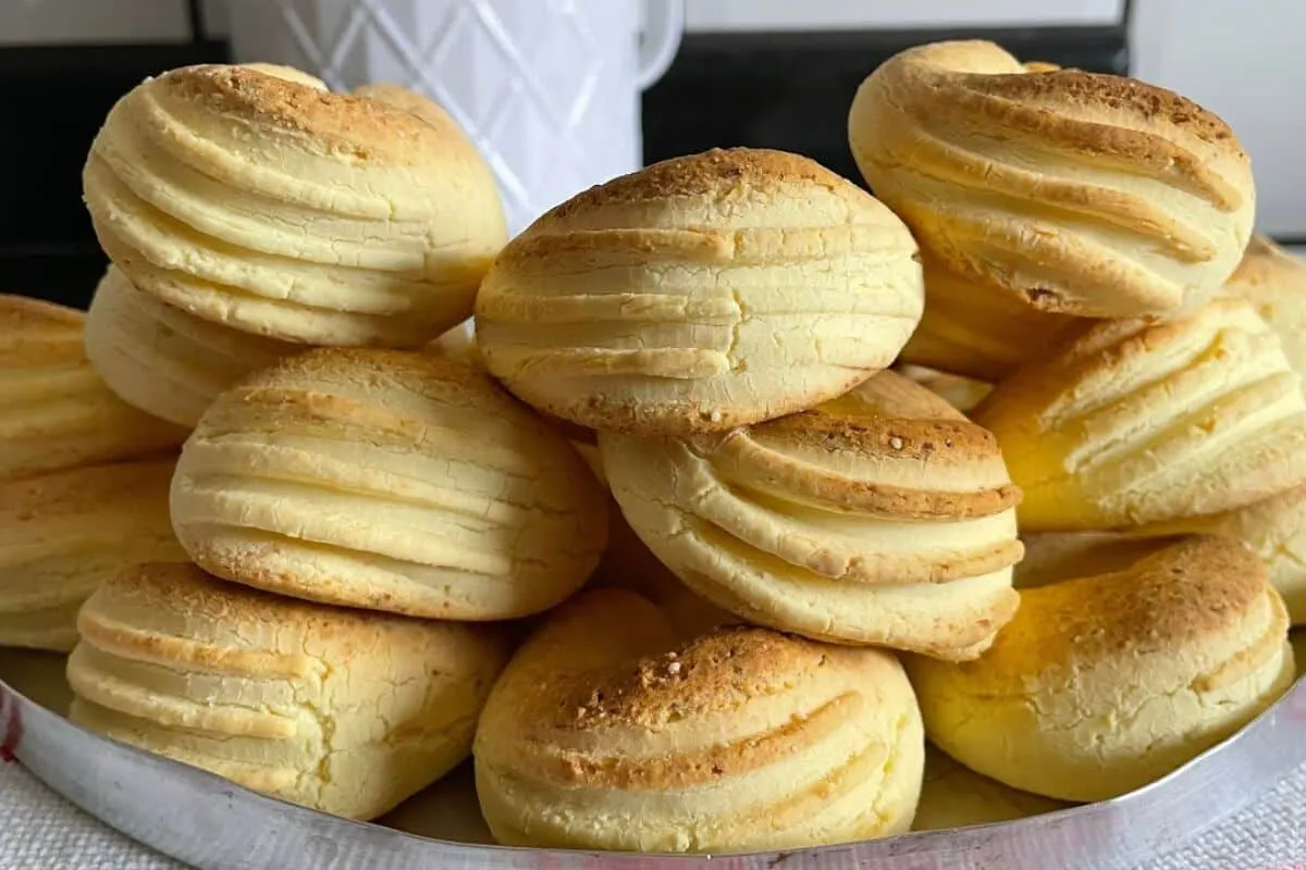 Biscoito de queijo crocante por fora e muito macio por dentro, com um sabor incrível