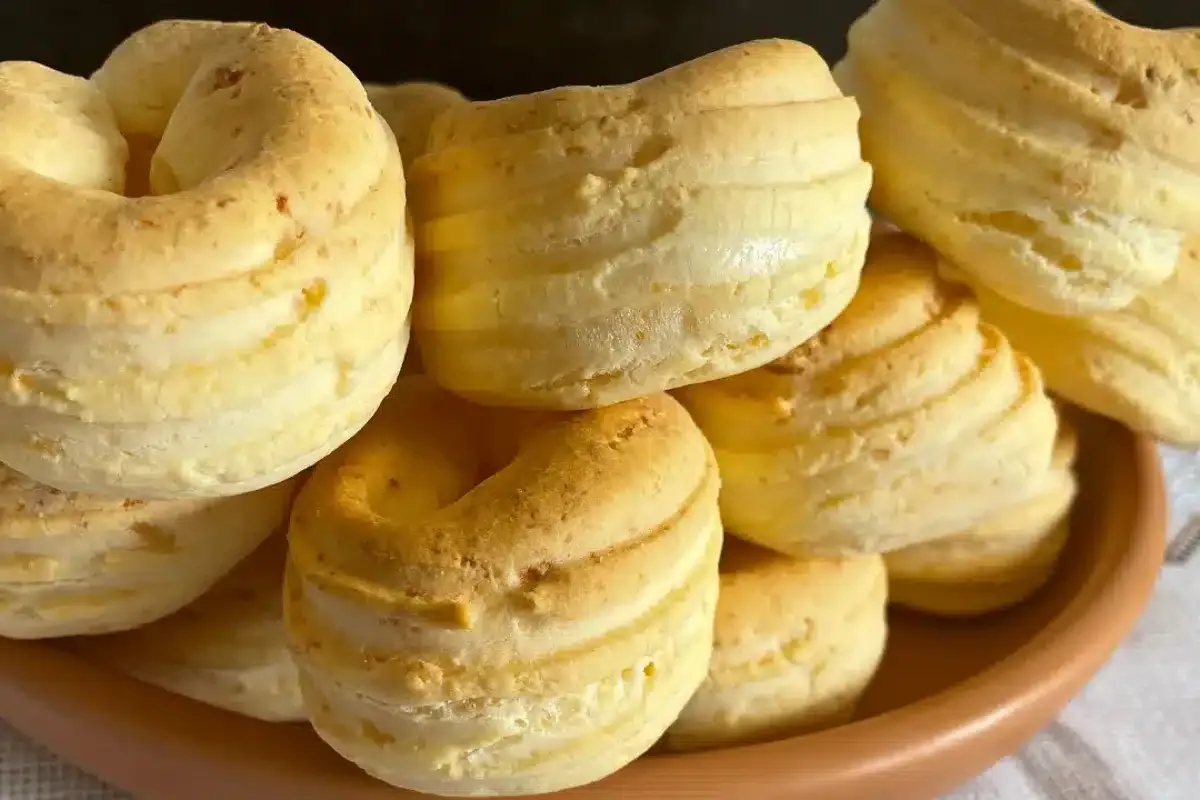 Biscoito de queijo fofinho feito com iogurte, uma receita que cresce demais no forno e fica divina