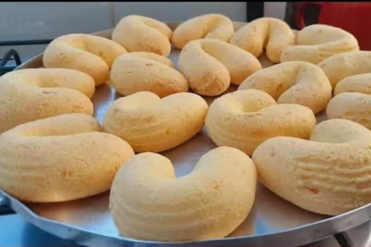 Biscoito de queijo sem escaldar: crocante por fora e não murcha quando sai do forno