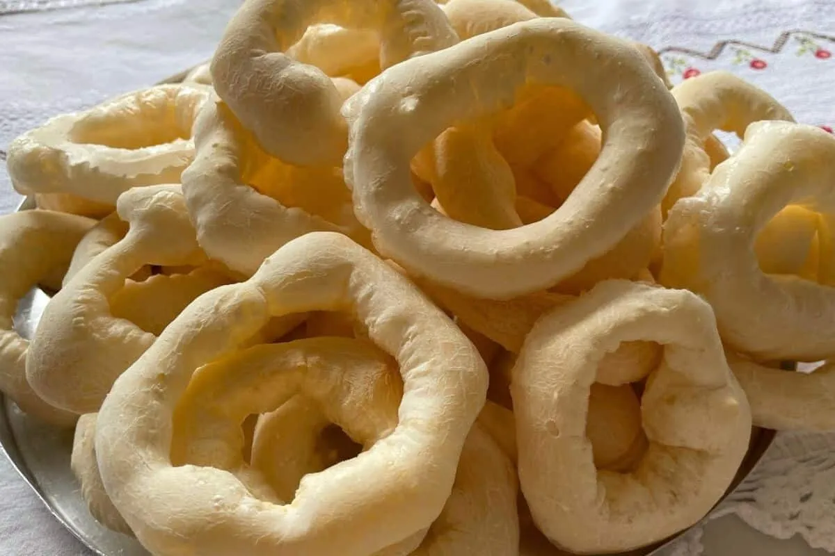 Biscoito de vento crocante e econômico, sem glúten nem lactose, leve e viciante de tão bom