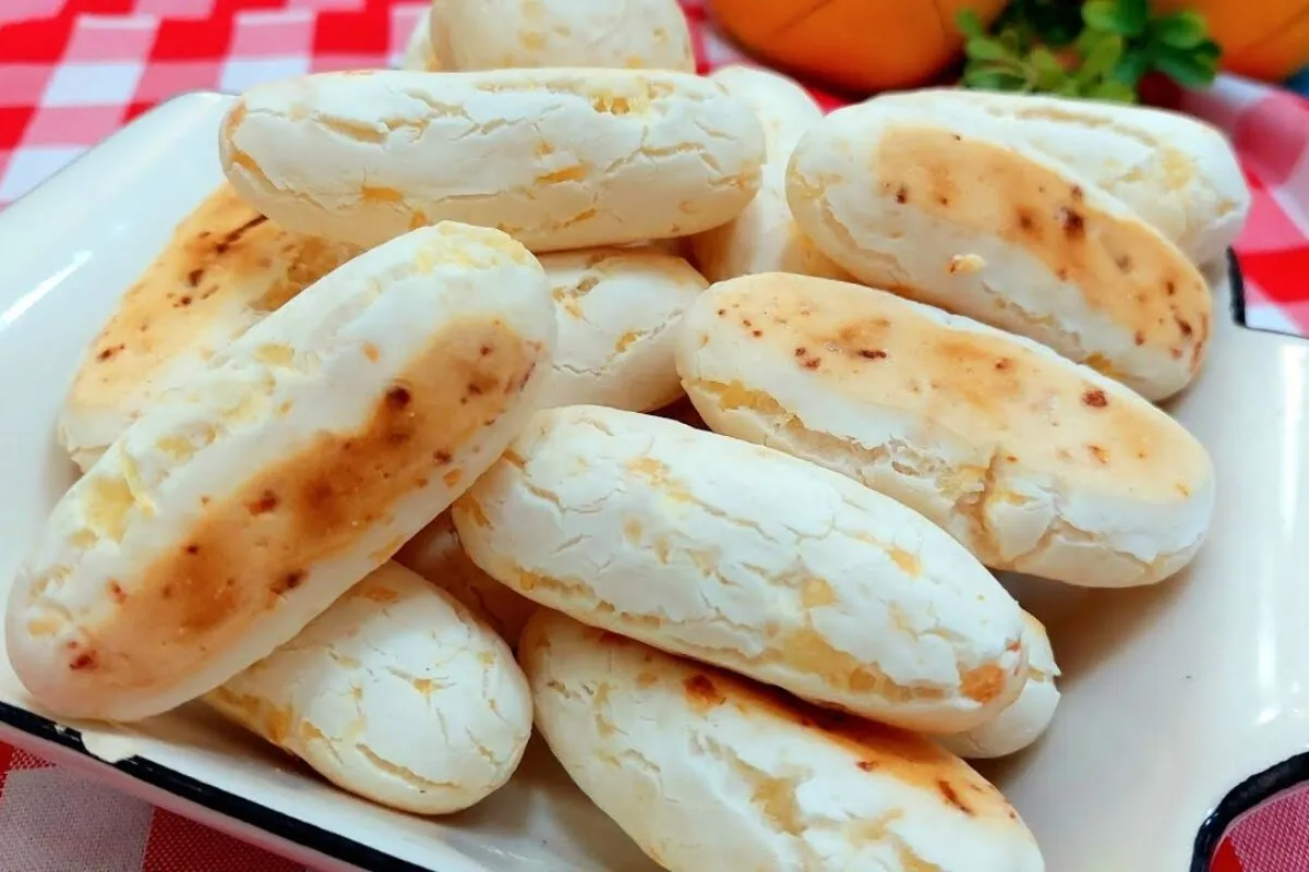 Biscoito fácil de polvilho crocante por fora e macio por dentro e some rapidinho da mesa