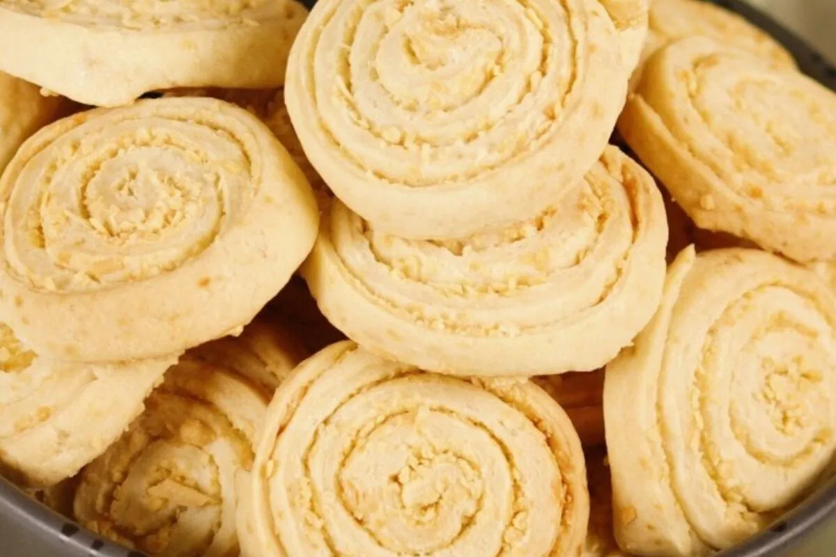 Biscoito medalhão de queijo para o café crocante por fora e macio por dentro