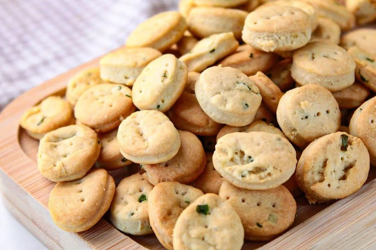 Biscoito salgado crocante, uma opção de petisco caseiro para você beliscar a qualquer hora do dia