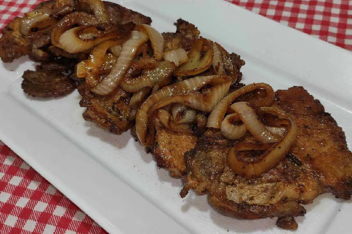 Bisteca de porco acebolada com um segredinho para ficar super macia e saborosa