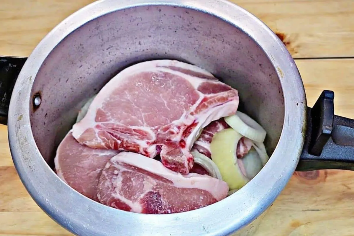 Bisteca de porco na pressão um acompanhamento barato e fácil para seu almoço de ano novo