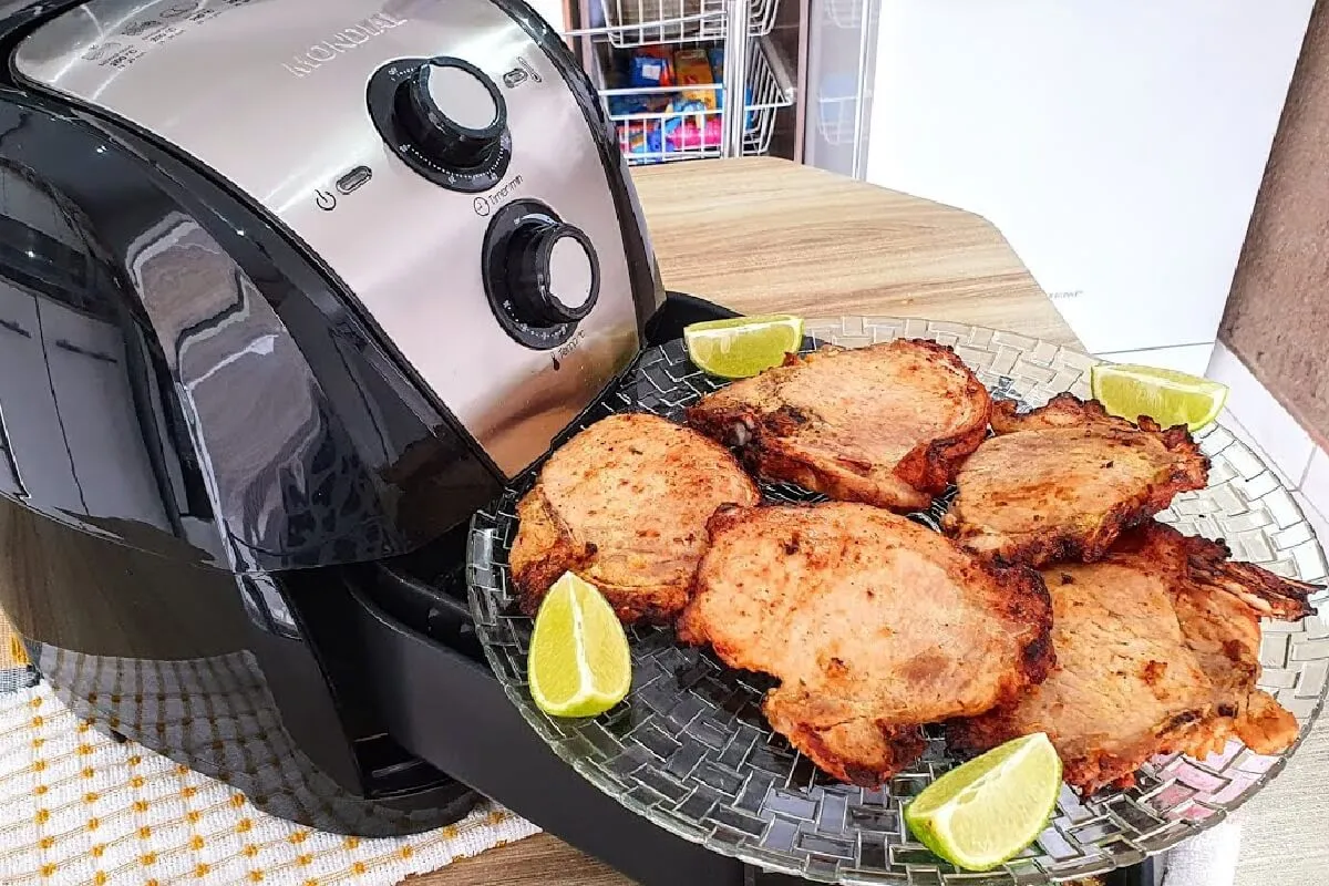 Bisteca suína muito suculenta feita na air fryer sem sujeira de gordura no seu fogão