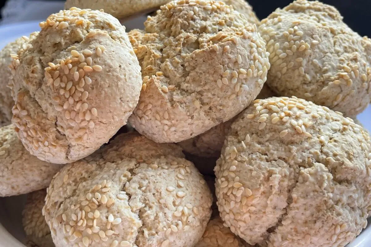 Bolacha de aveia e polvilho sem trigo que fica crocante, saudável e rende muito para o seu café
