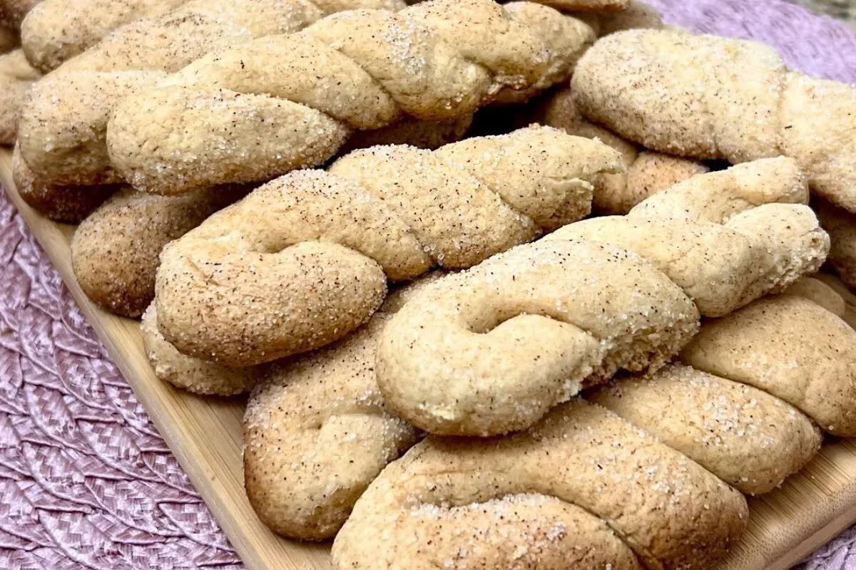 Bolacha de banana com canela fácil de fazer, perfuma a casa toda e é ótima para o café
