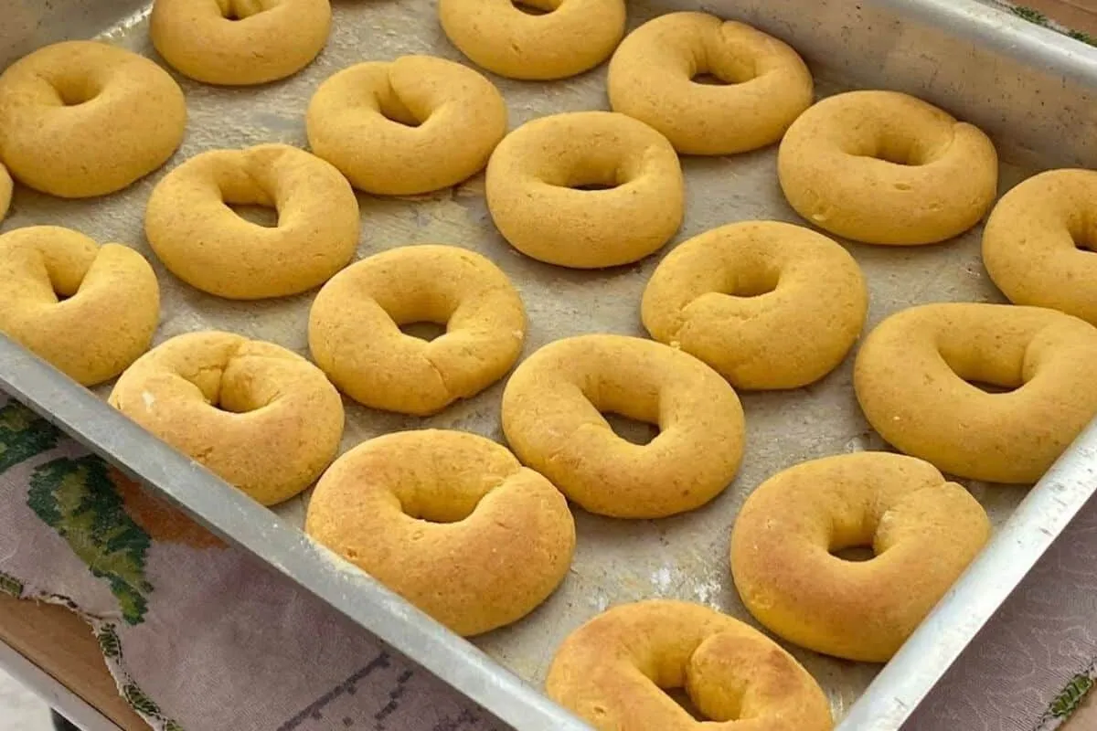 Bolacha de fubá da vovó crocante e deliciosa que é impossível comer apenas uma